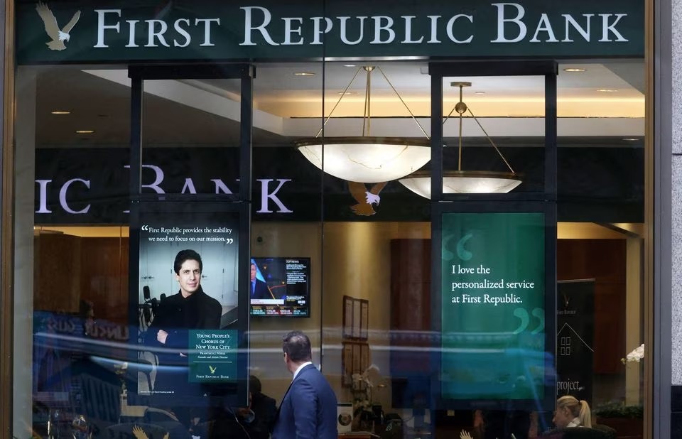 Bên ngoài một chi nhánh của First Republic Bank ở Manhattan. Ảnh: Reuters
