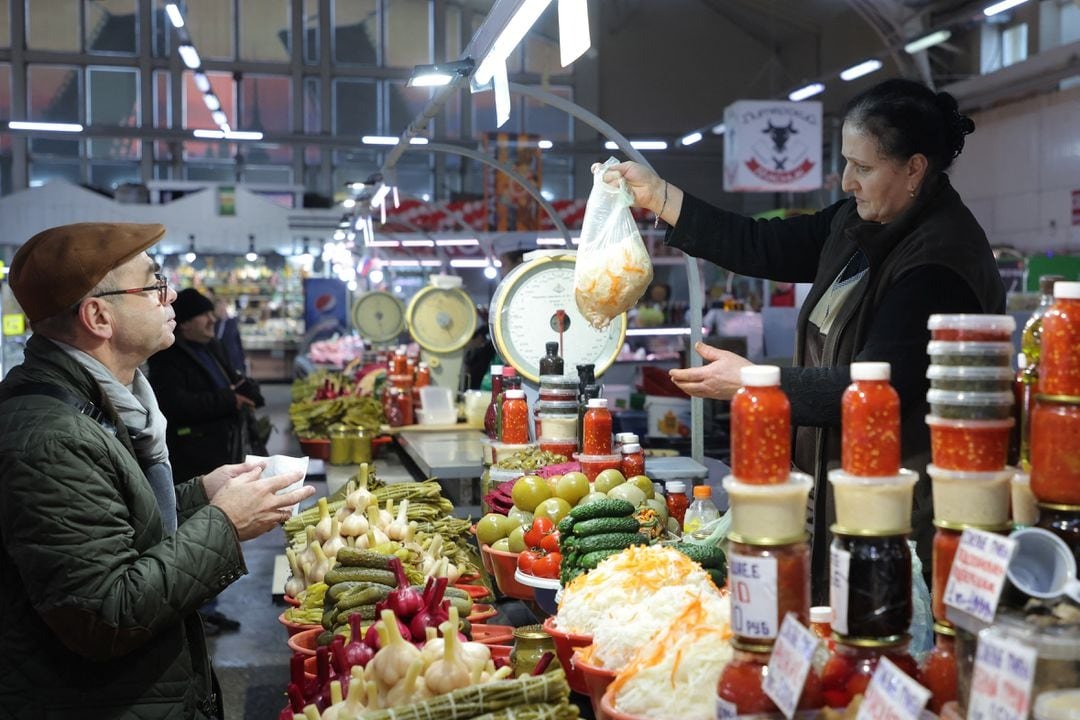 Người Nga mua đồ tại một chợ thực phẩm ở Saint Petersburg. Ảnh: Reuters