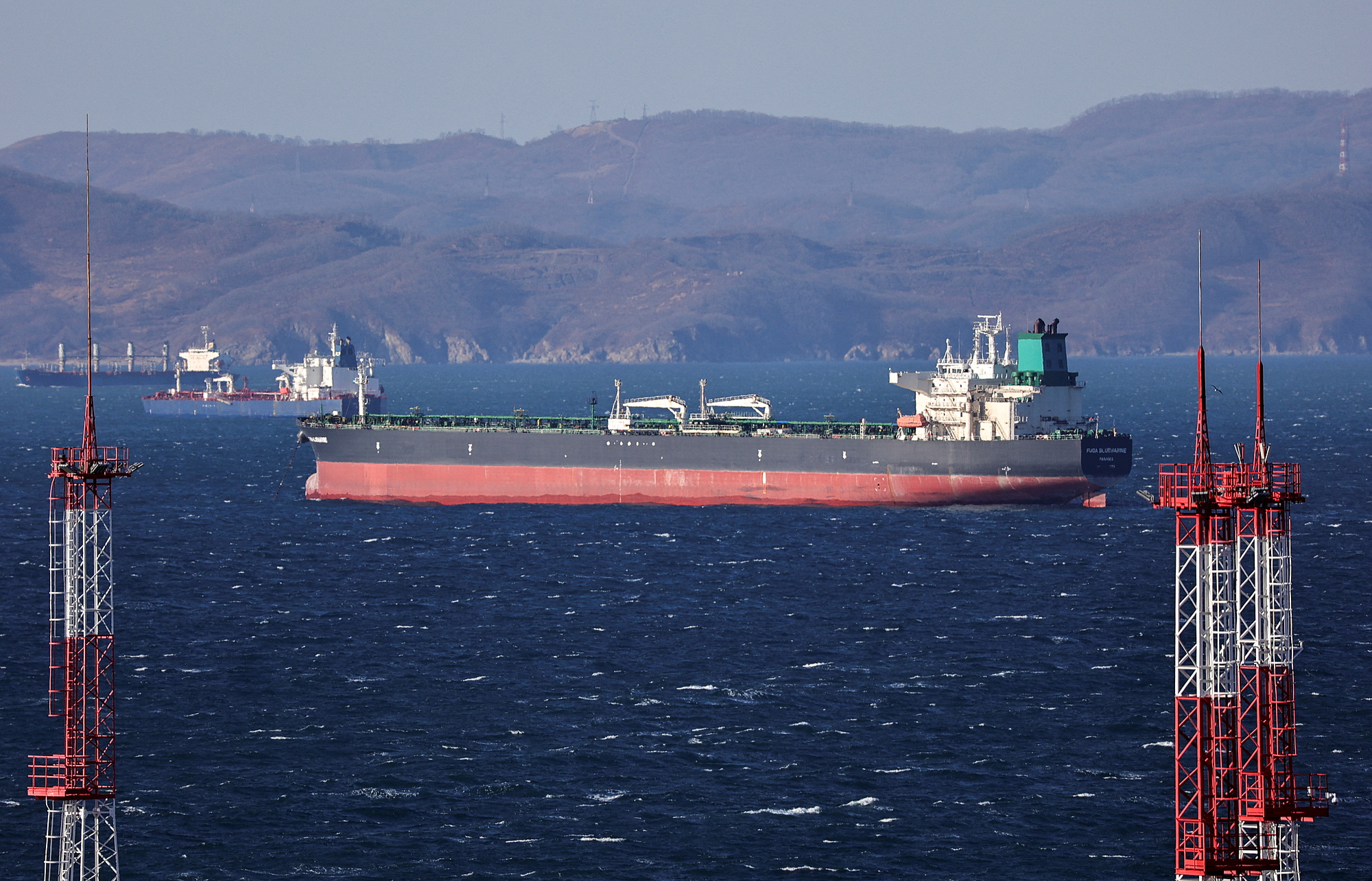 Tàu chở dầu neo tại vịnh Nakhodka gần thành phố cảng Nakhodka, Nga, ngày 4/12/2022. Ảnh: Reuters