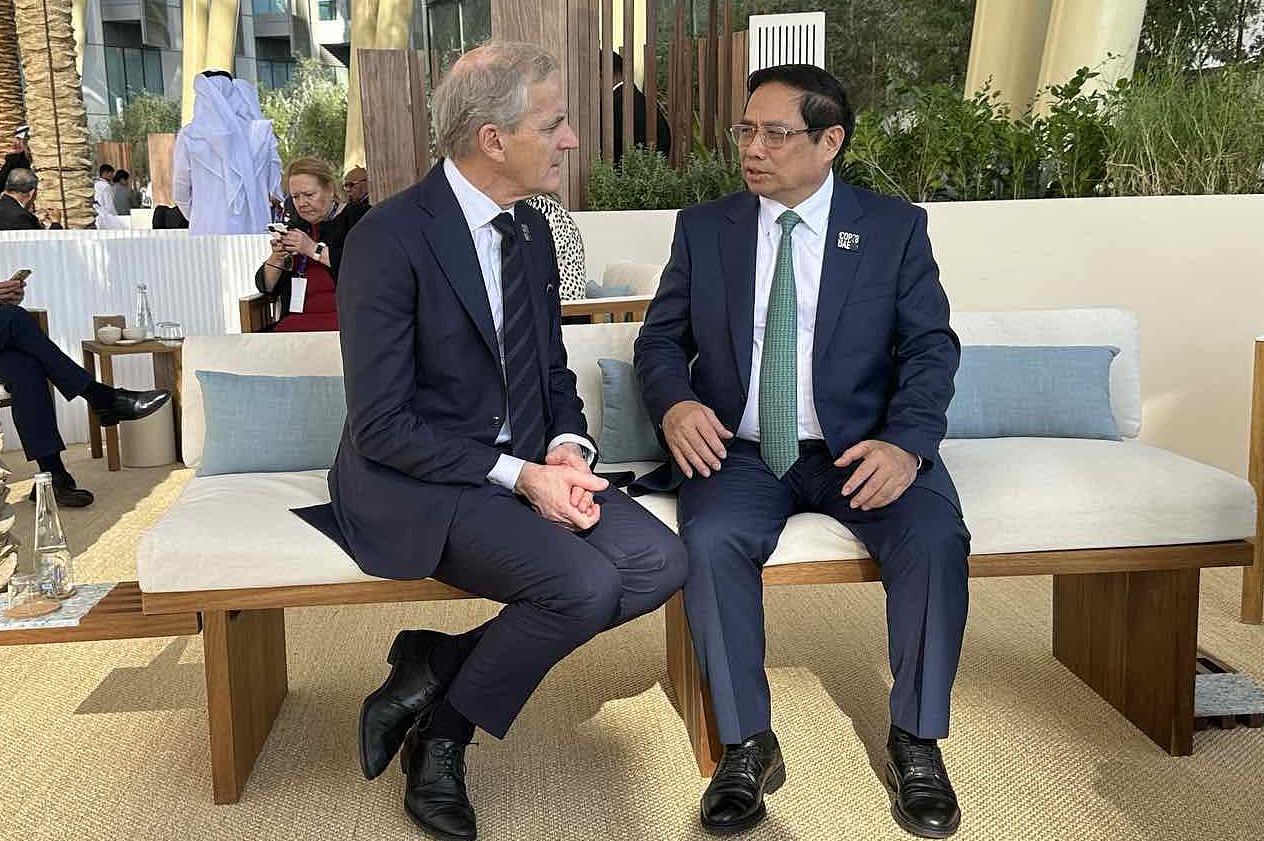 Thủ tướng Phạm Minh Chính gặp Thủ tướng Na Uy tại Dubai, ngày 1/12. Ảnh: Hoàng Phong