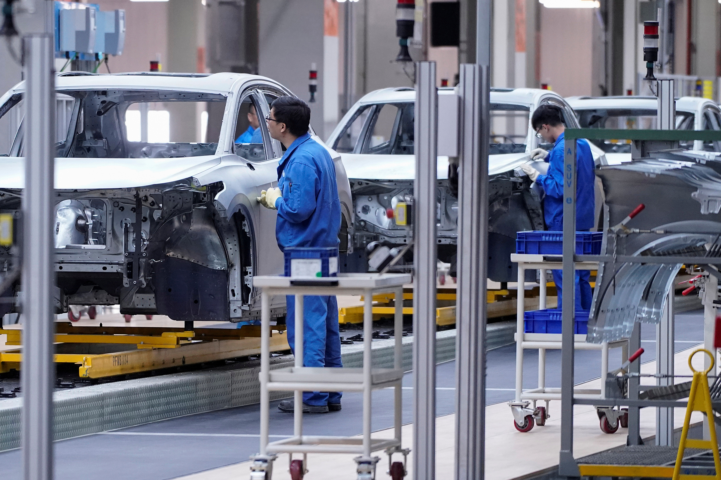 Công nhân làm việc trong nhà máy xe điện SAIC Volkswagen MEB ở Thượng Hải ngày 8/11/2019. Ảnh: Reuters