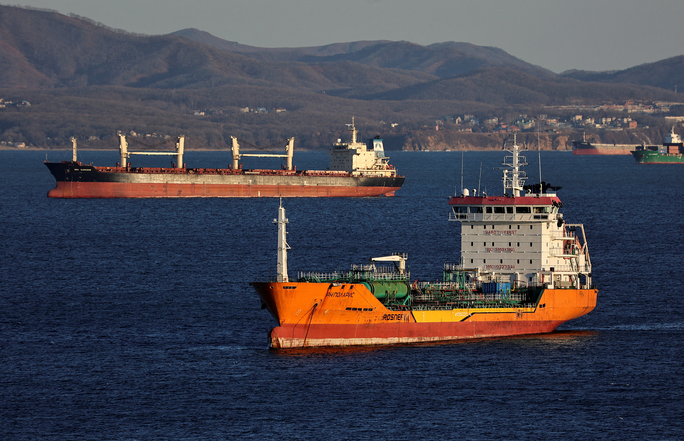 Tàu chở dầu thô và tàu chở hàng rời đi qua vịnh Nakhodka gần thành phố cảng Nakhodka, Nga, ngày 4/12/2022. Ảnh: Reuters
