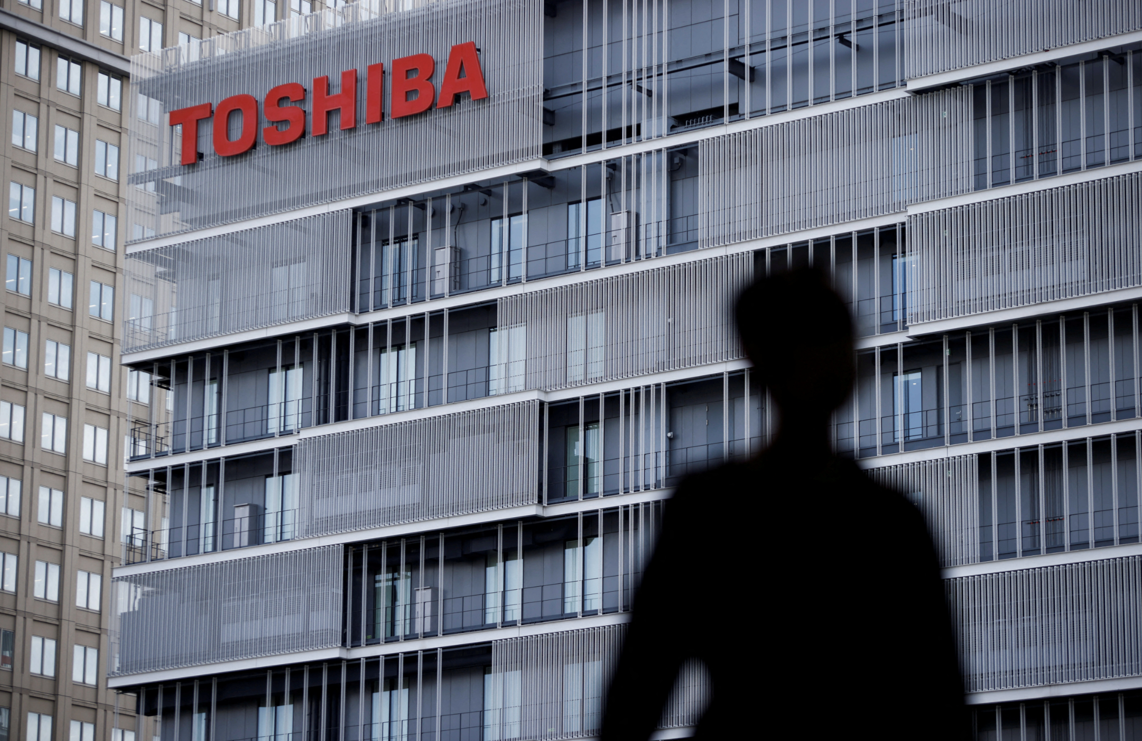 Tòa nhà văn phòng Toshiba ở Kawasaki, chụp hồi tháng 4. Ảnh: Reuters