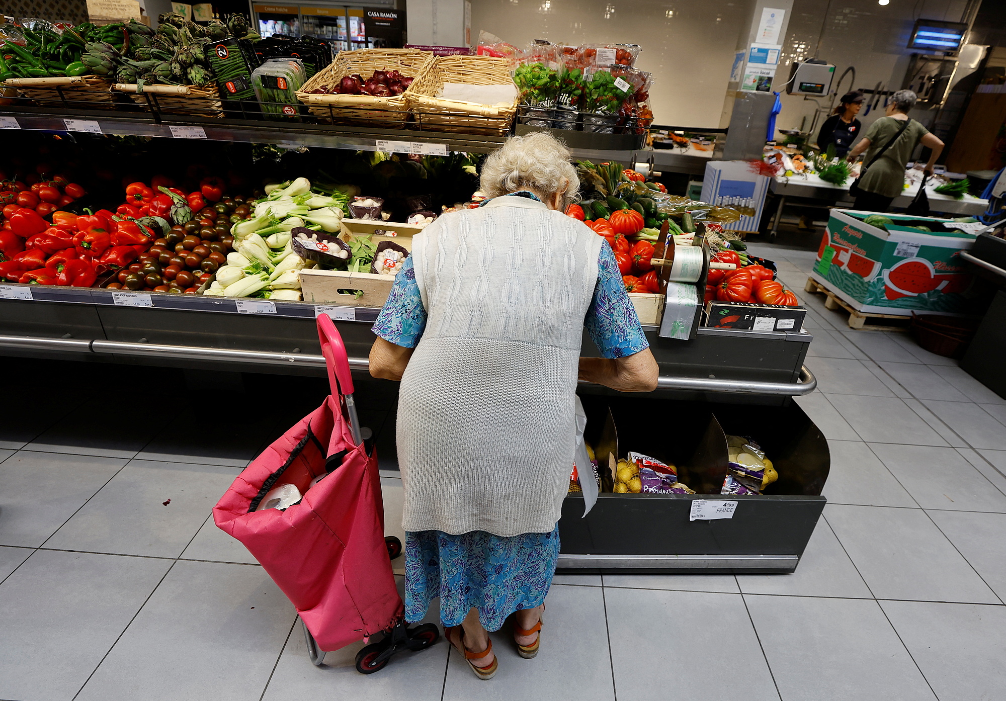 Khách hàng mua sắm tại một siêu thị ở Nice (Pháp). Ảnh: Reuters