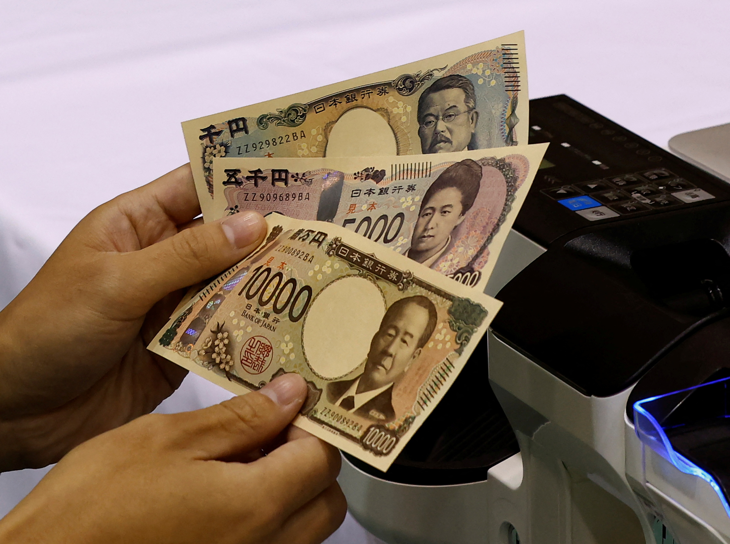 Một vài tờ yen được chụp tại Tokyo. Ảnh: Reuters