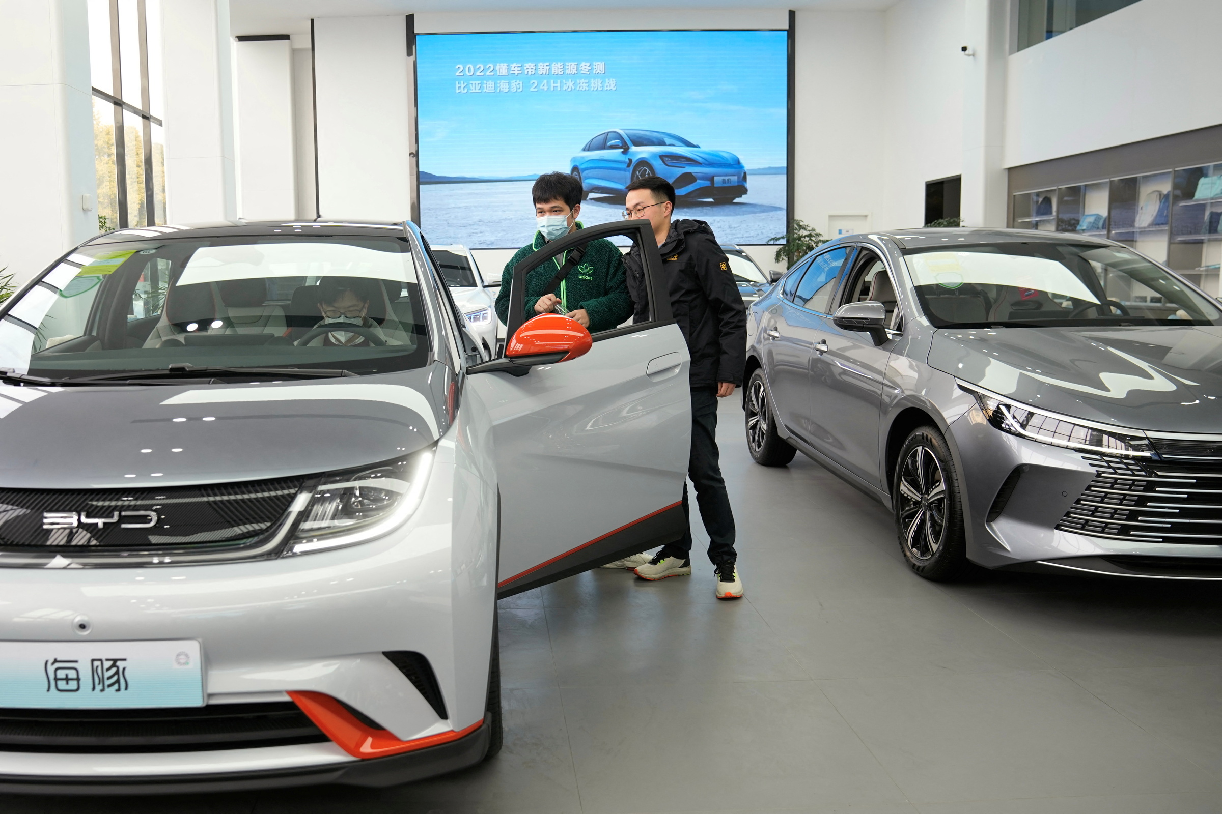 Khách hàng xem xe điện tại một showroom của BYD ở Thượng Hải. Ảnh: Reuters