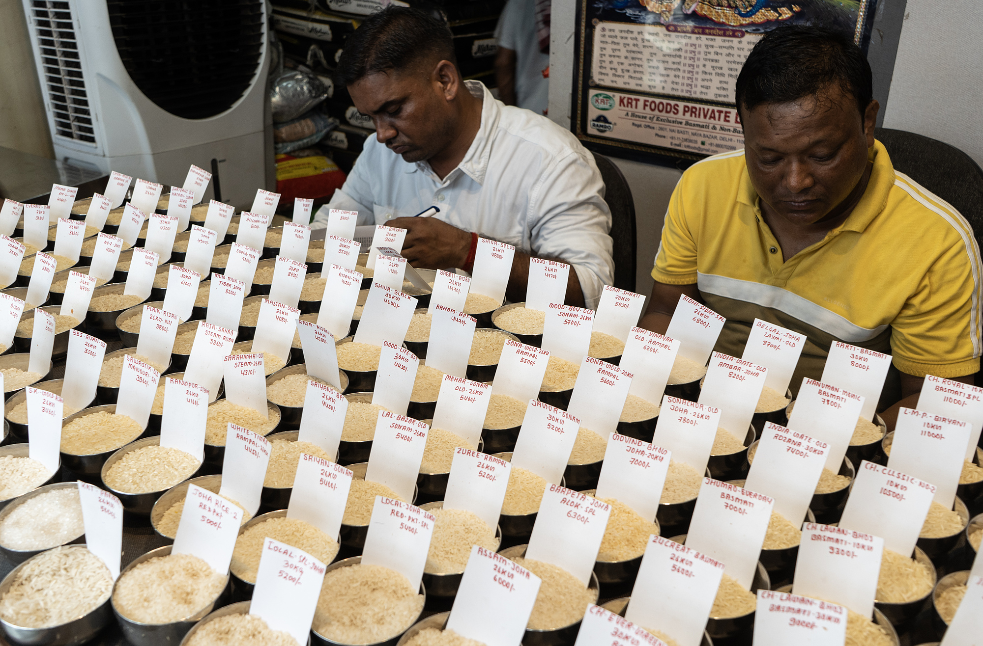 Các mẫu gạo được bày bán trong một cửa hàng tại Assam (Ấn Độ). Ảnh: Reuters