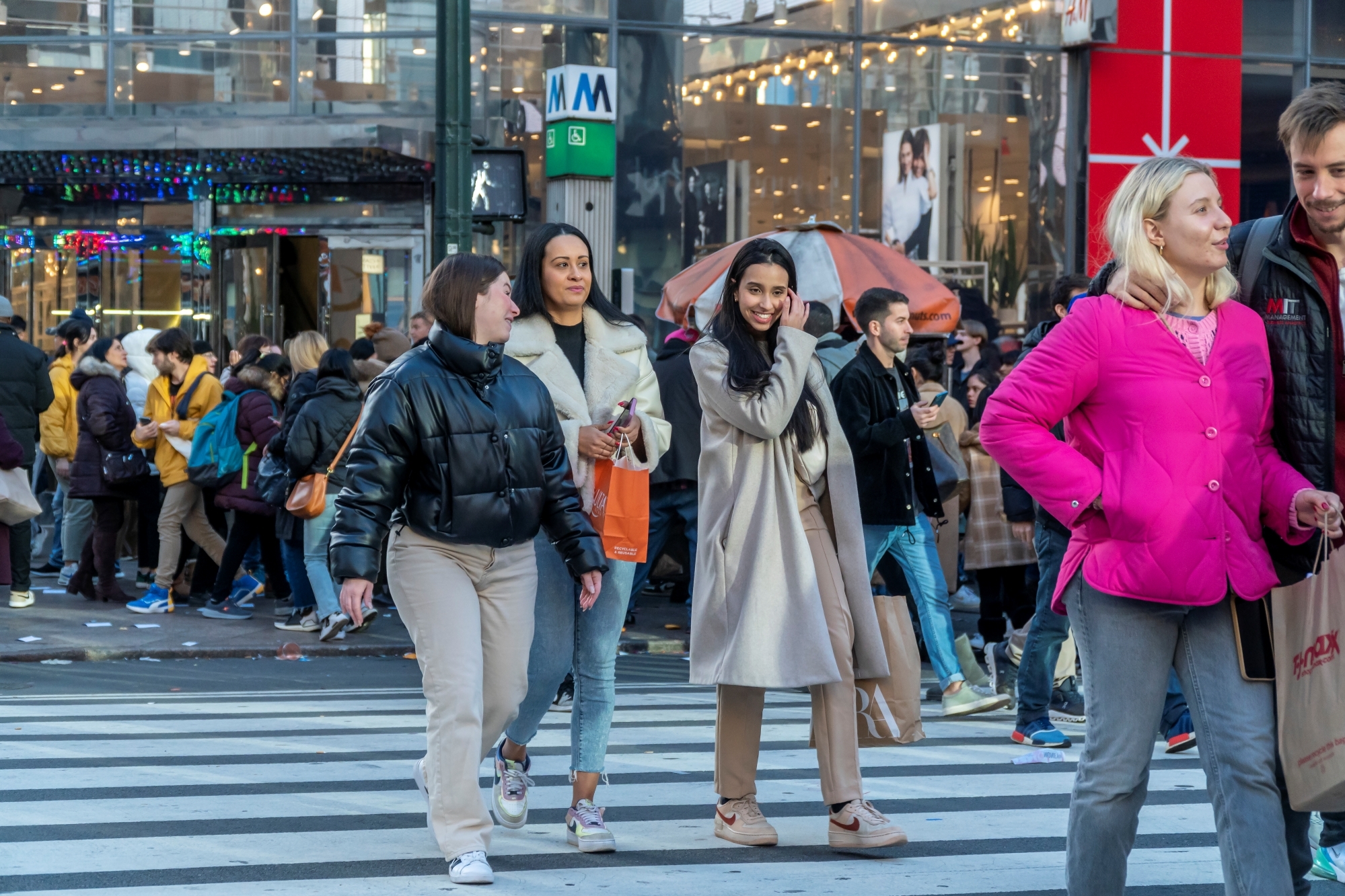 Người tiêu dùng đi mua sắm ở New York ngày 24/12/2023. Ảnh: Reuters