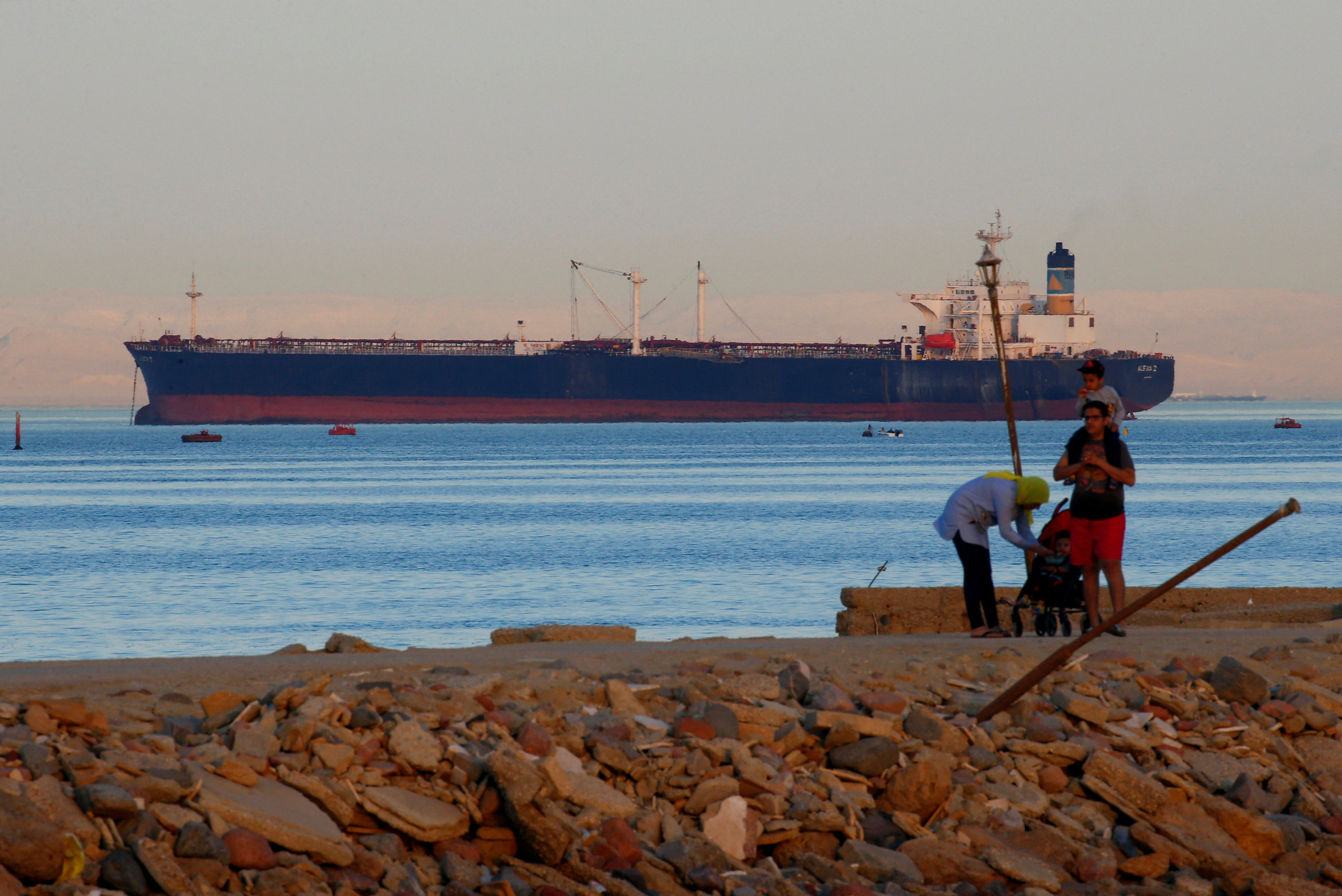 Một con tàu băng qua Vịnh Suez hướng về Biển Đỏ trước khi đi vào kênh đào Suez. Ảnh: Reuters