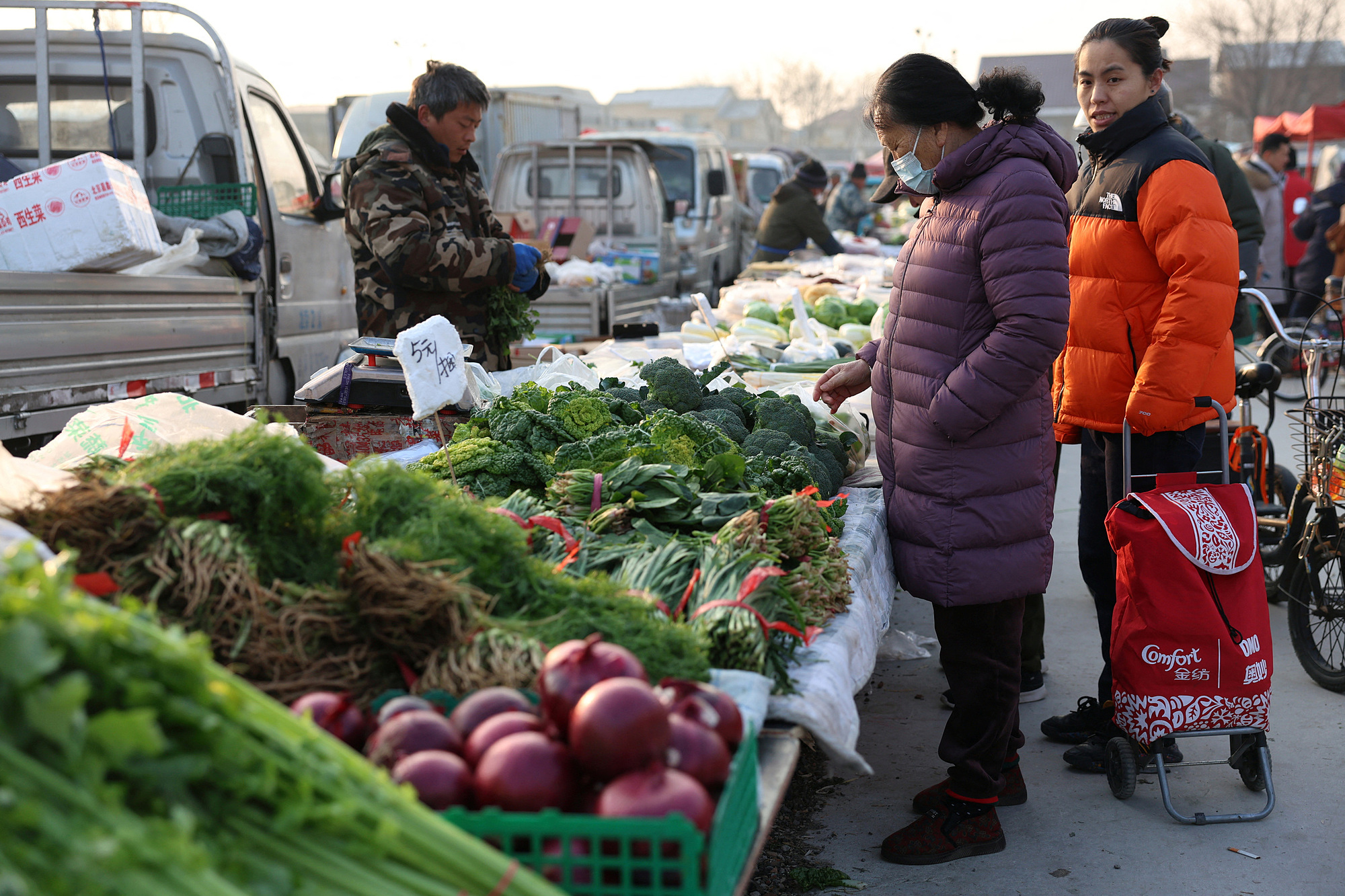 Người dân mua thực phẩm tại một khu chợ ở Bắc Kinh (Trung Quốc) tháng 1/2024. Ảnh: Reuters