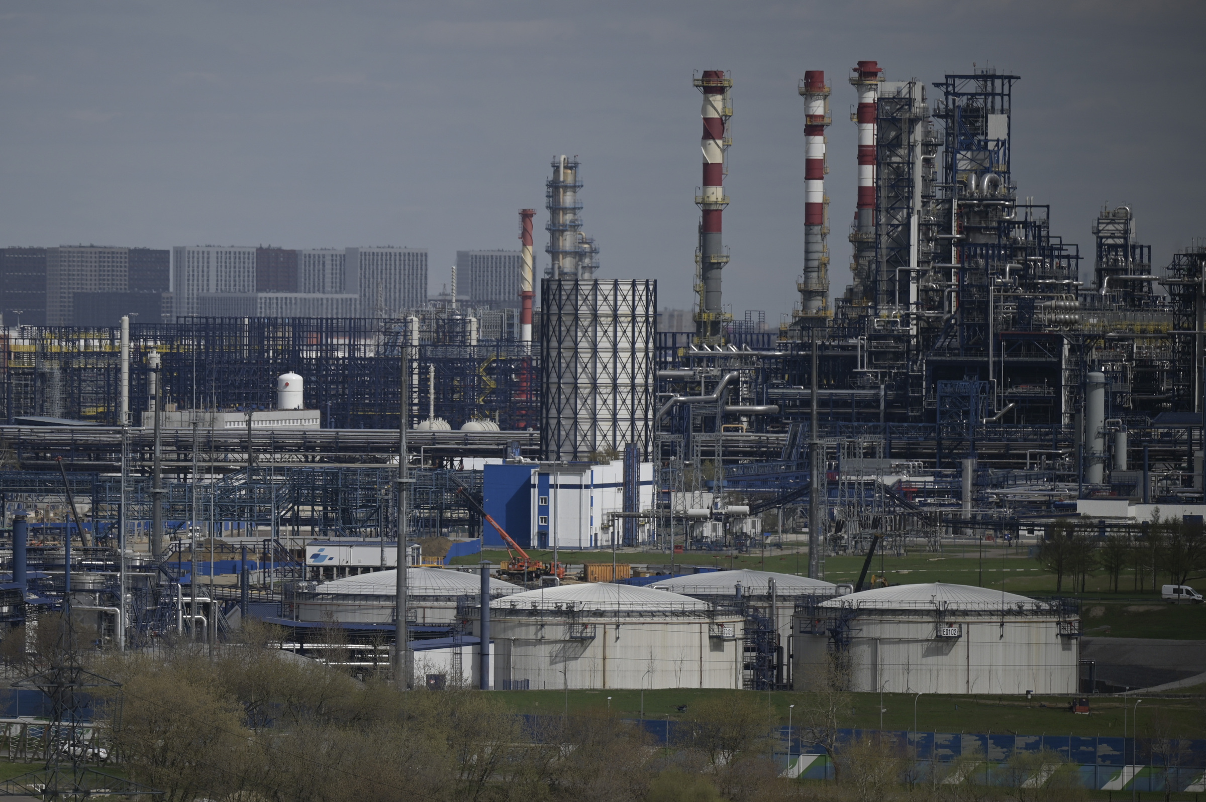 Một nhà máy lọc dầu của tập đoàn dầu khí Nga Gazprom ở ngoại ô phía đông nam thủ đô Moskva hồi tháng 4. Ảnh: AFP