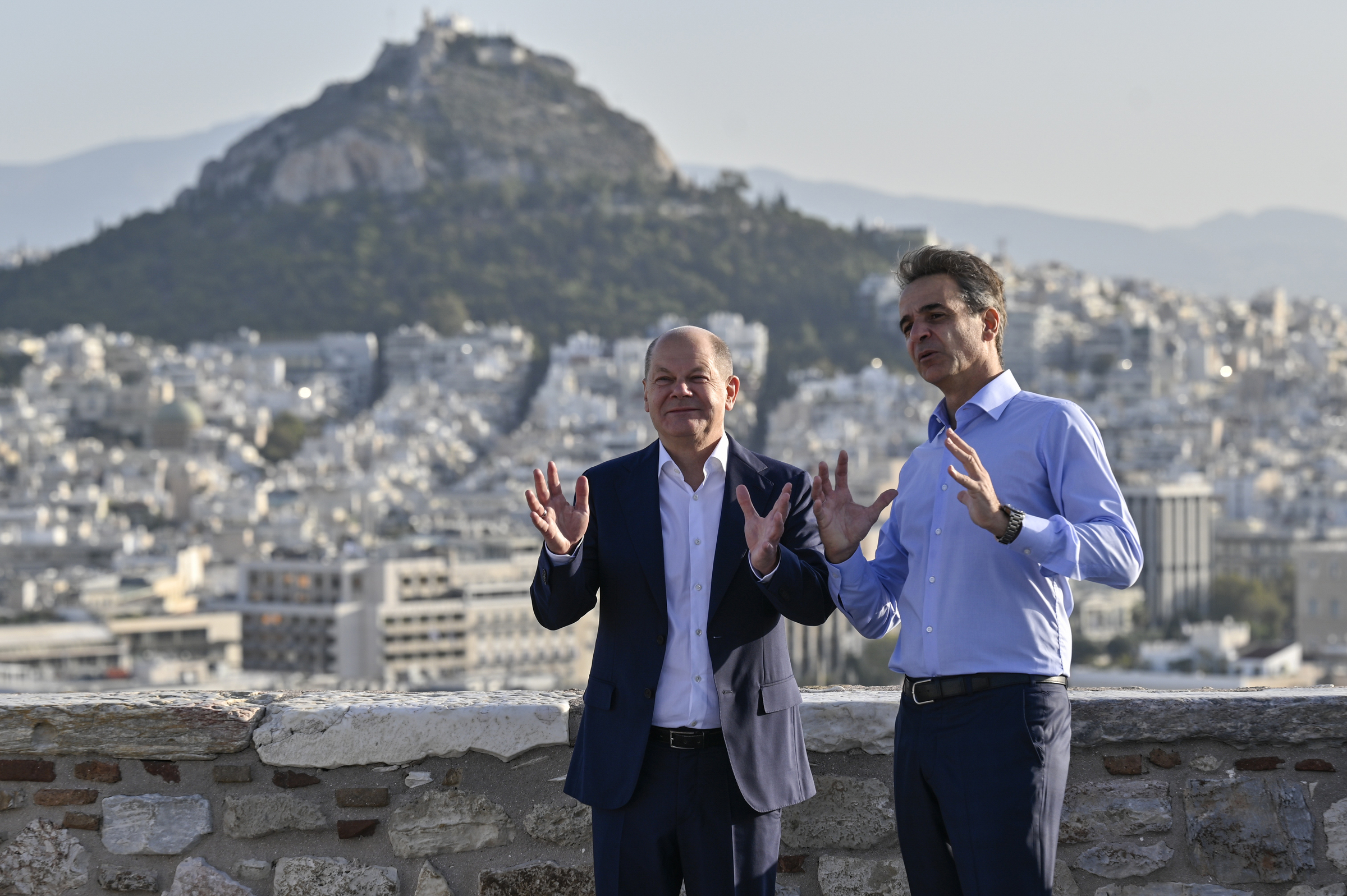 Thủ tướng Đức Olaf Scholz (trái) và Thủ tướng Hy Lạp Kyriakos Mitsotakis tại Athens ngày 27/10. Ảnh: AFP.