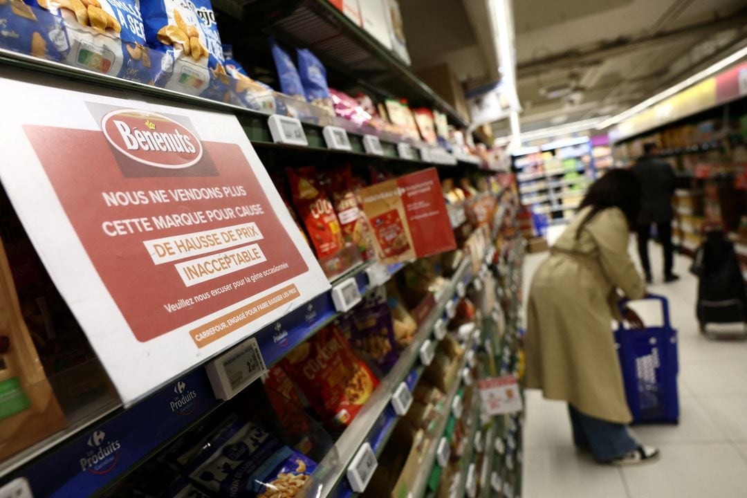 Một sản phẩm bị dán nhãn tăng giá ở mức khó chấp nhận tại siêu thị của Carrefour. Ảnh: Reuters