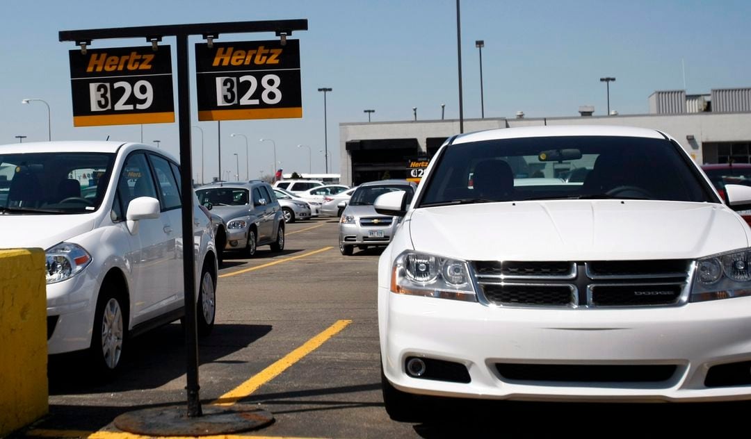 Xe cho thuê của Hertz tại sân bay ở Michigan (Mỹ). Ảnh: Reuters