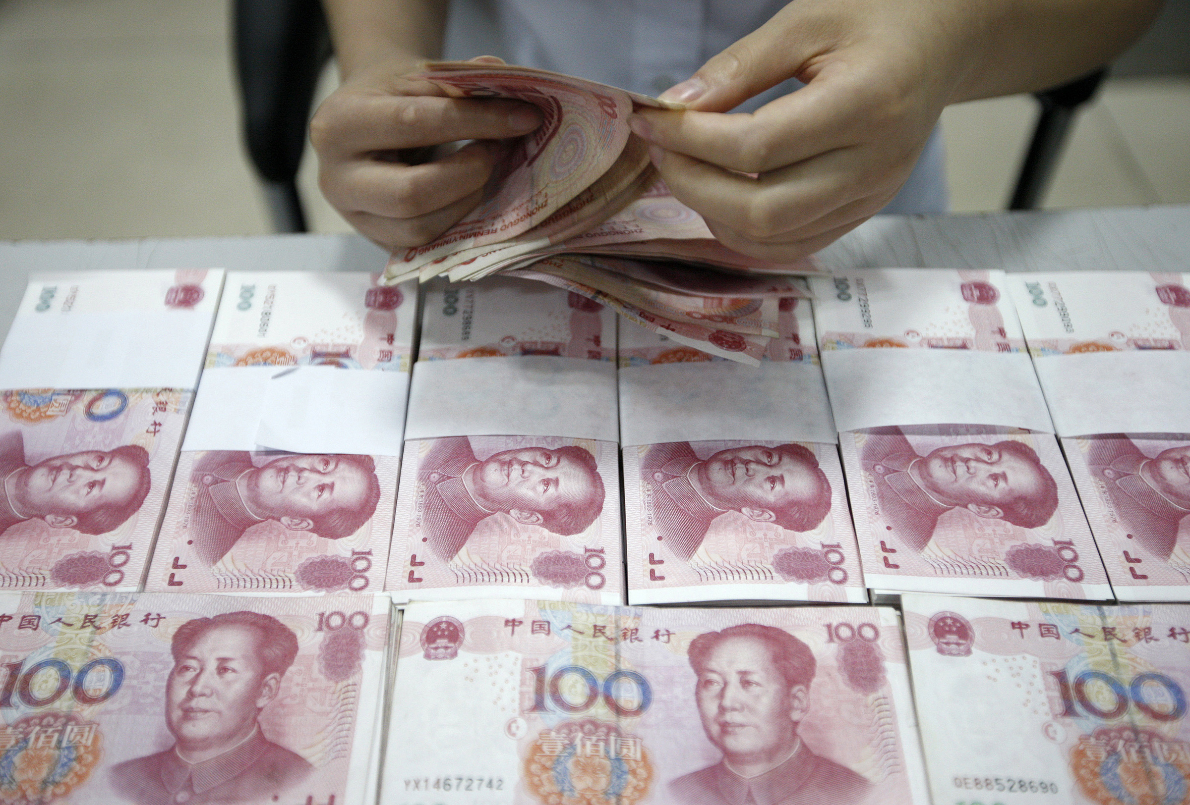 Nhân viên đếm tiền tại một ngân hàng ở An Huy (Trung Quốc). Ảnh: Reuters