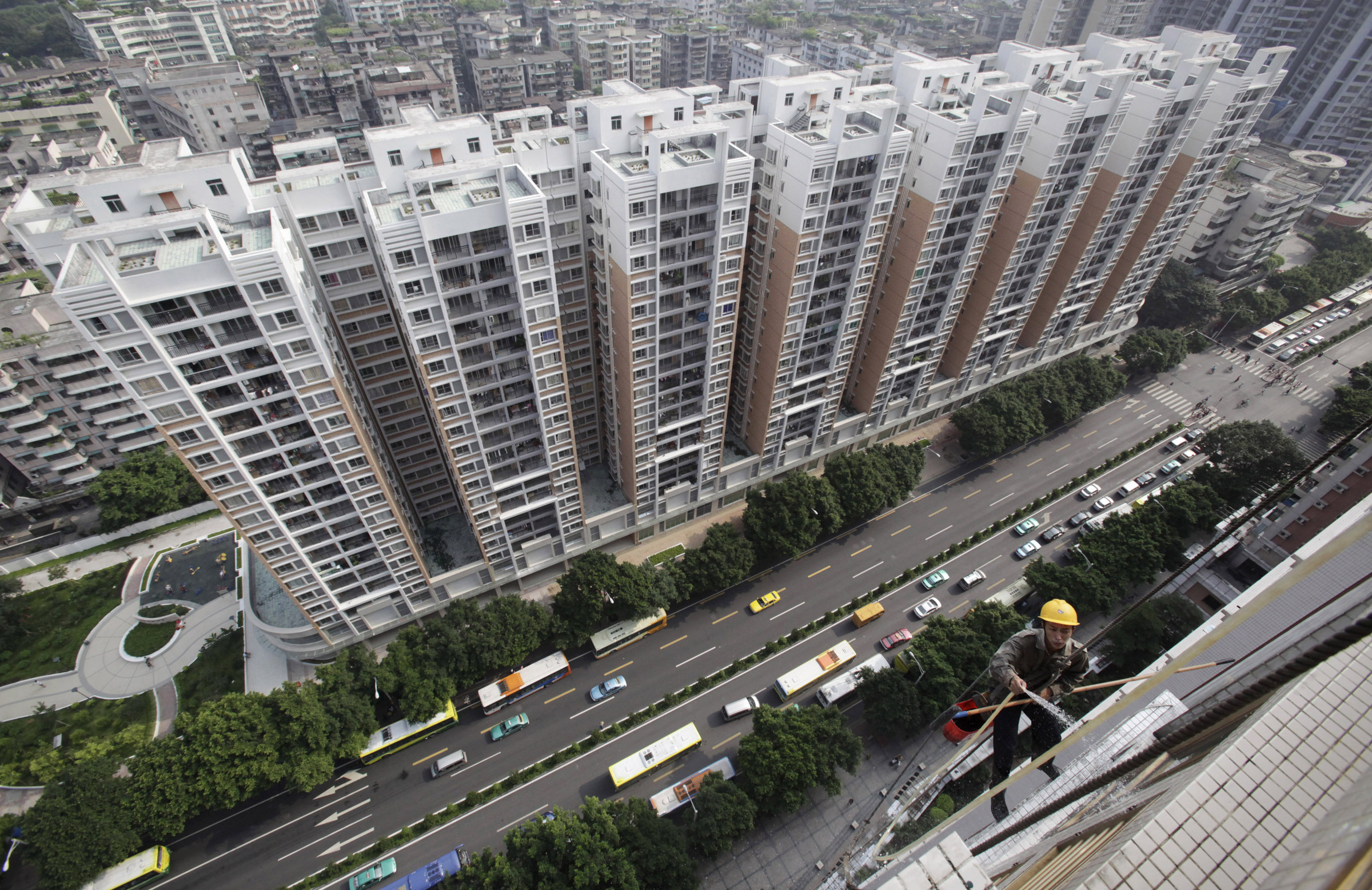 Các tòa nhà chung cư tại Quảng Châu. Ảnh: Reuters