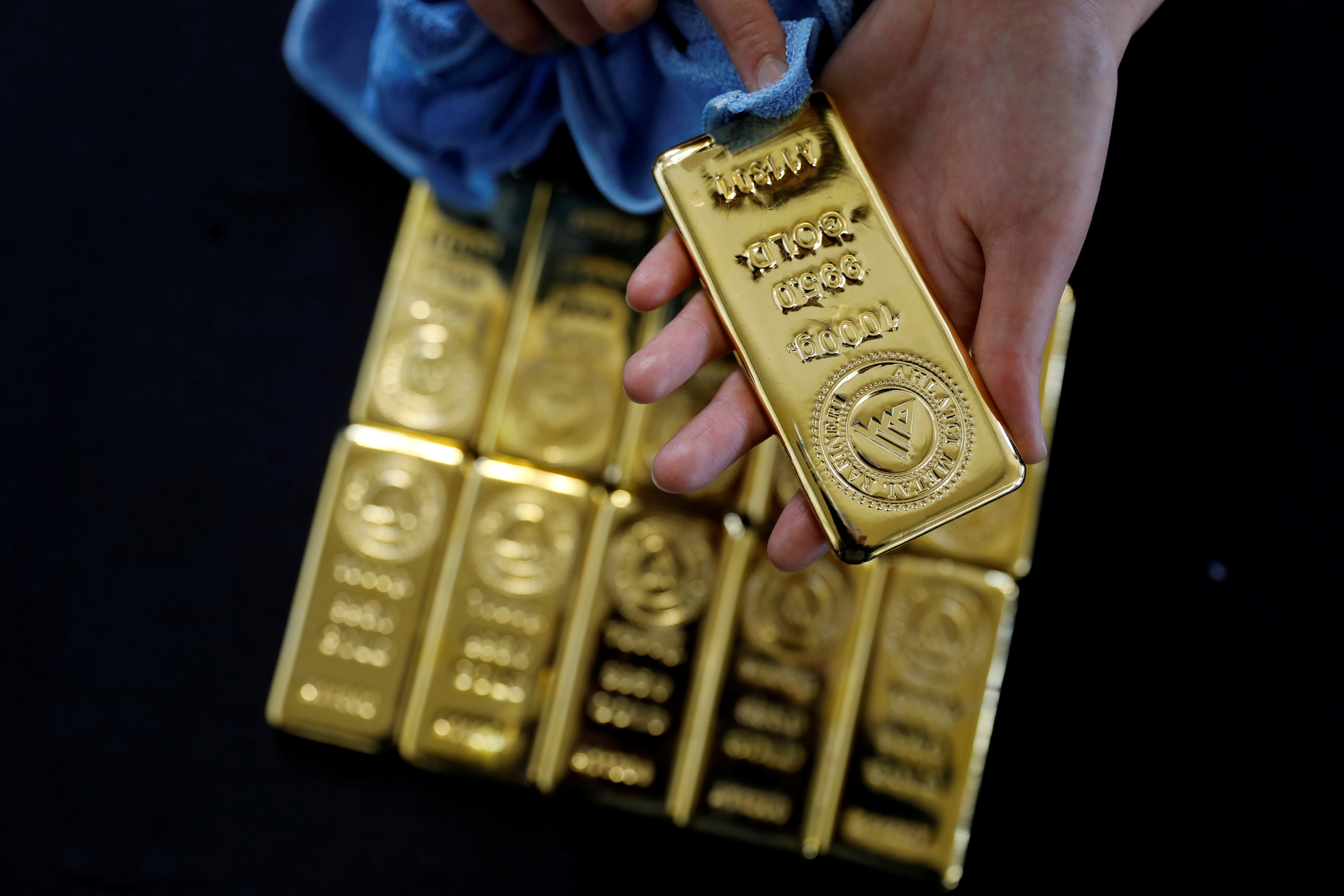 Vàng thỏi tại một nhà máy luyện vàng ở Corum, Thổ Nhĩ Kỳ. Ảnh: Reuters