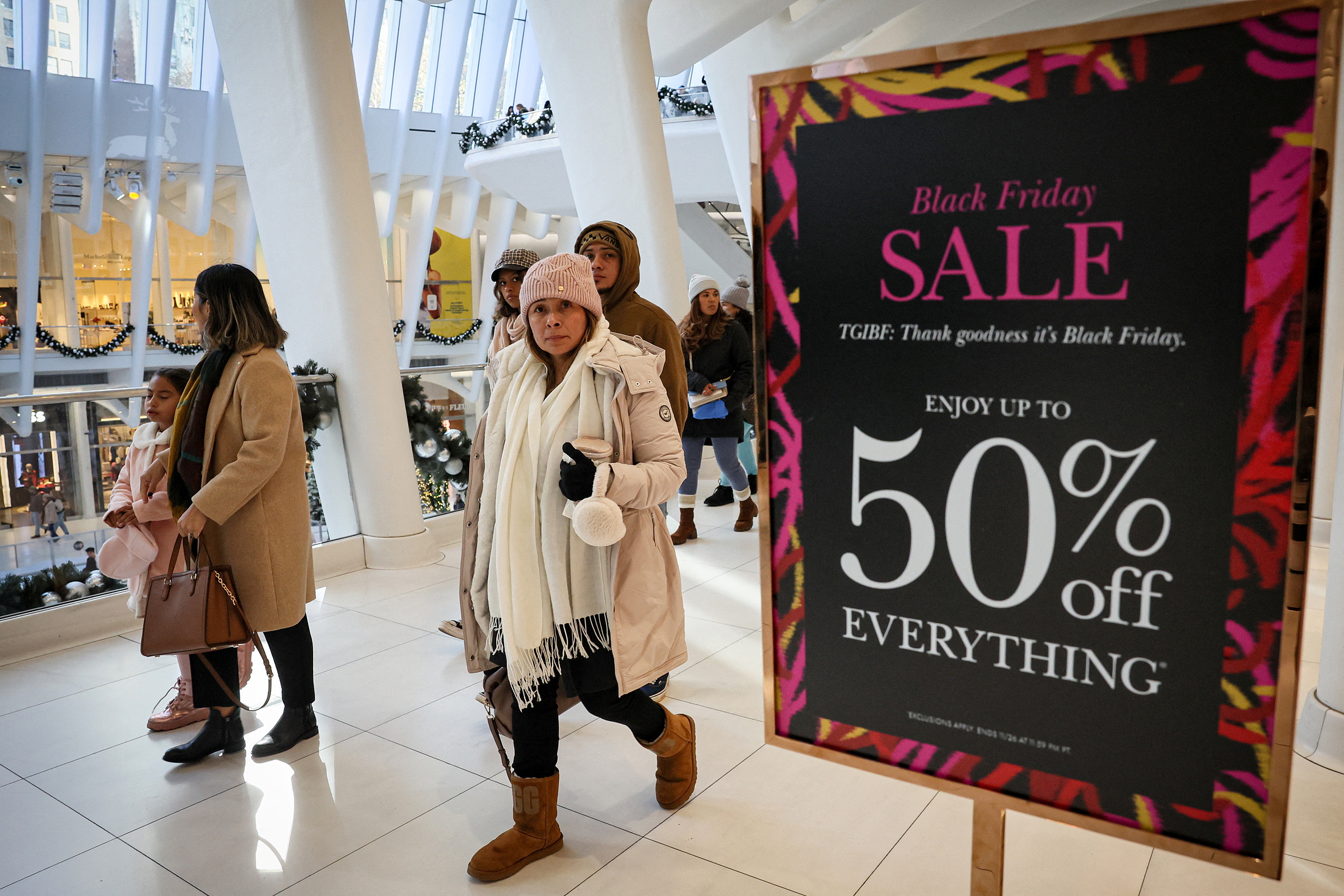 Người mua hàng dịp Black Friday tại New York (Mỹ) tháng 11/2023. Ảnh: Reuters