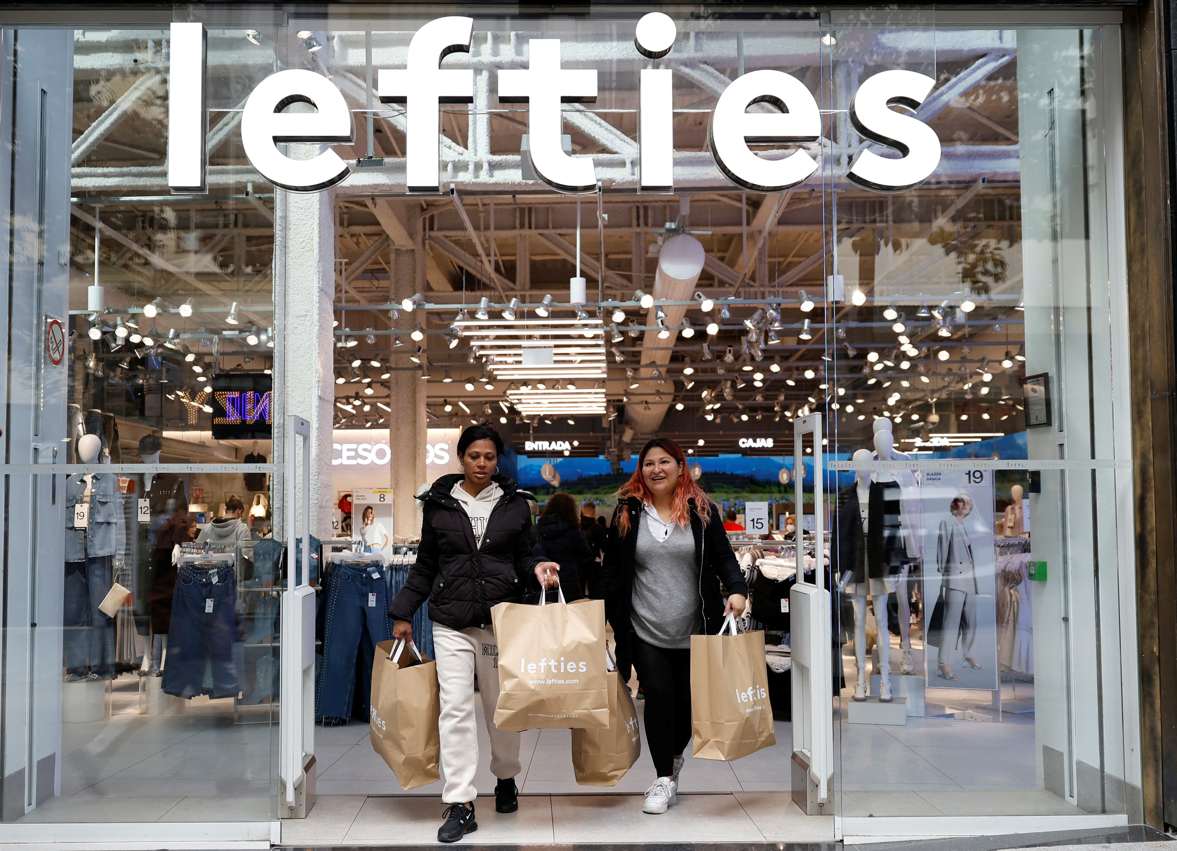 Khách rời một cửa hàng Lefties ở trung tâm Madrid, Tây Ban Nha, ngày 16/2. Ảnh: Reuters