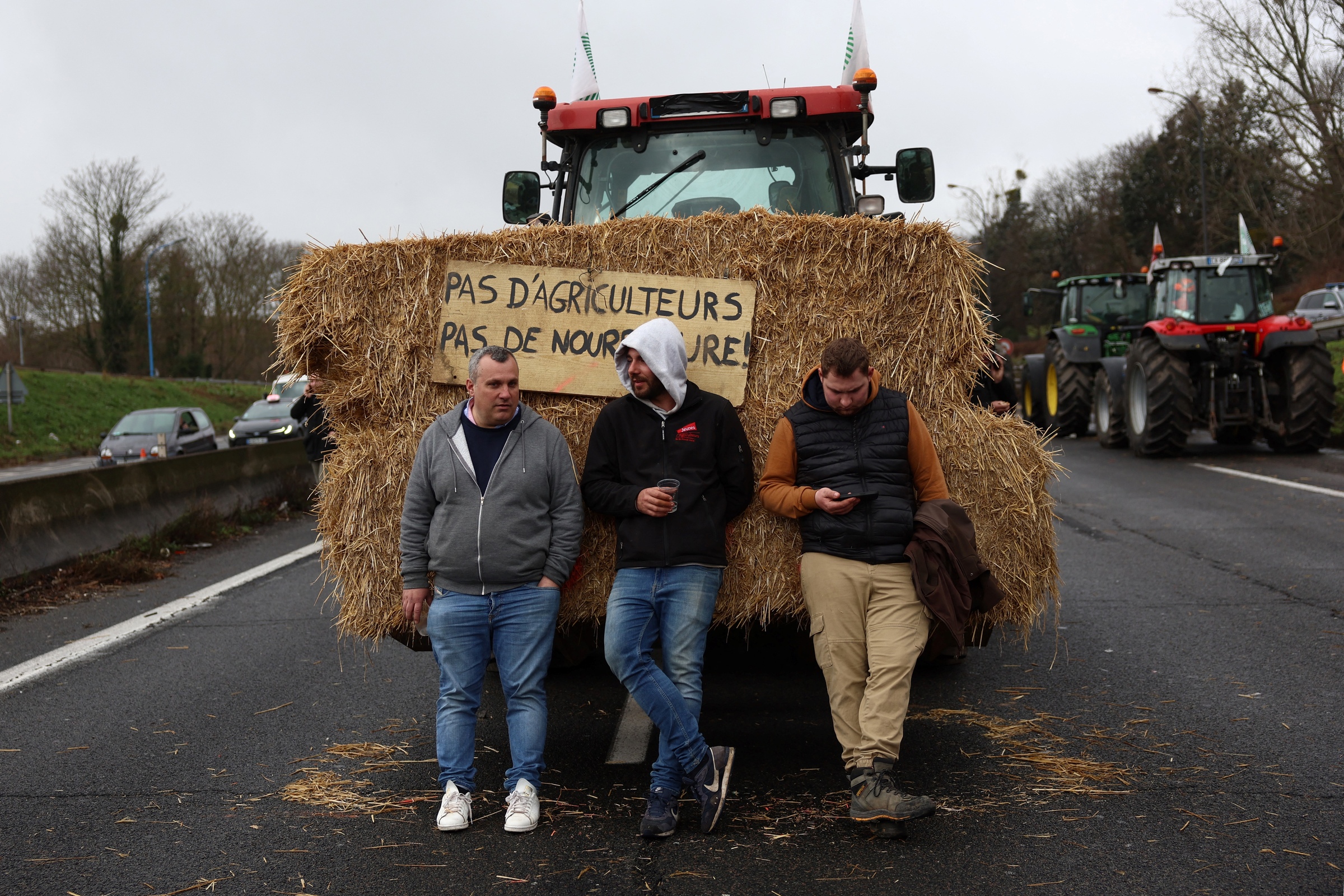 Người biểu tình đứng trước máy kéo phong tỏa đường cao tốc A6 gần Chilly-Mazarin, phía nam Paris, vào ngày 1/2. Ảnh: AFP