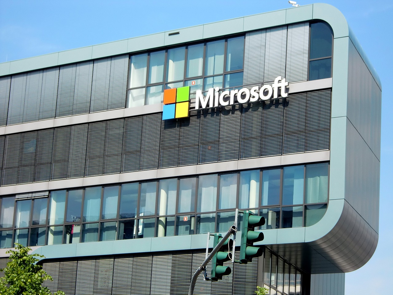 Logo của Microsoft trên một tòa nhà. Ảnh: Pixabay
