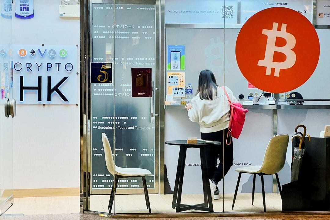 Quầy giao dịch tại một cửa hàng của Crypto HK ở Hong Kong (Trung Quốc). Ảnh: Reuters