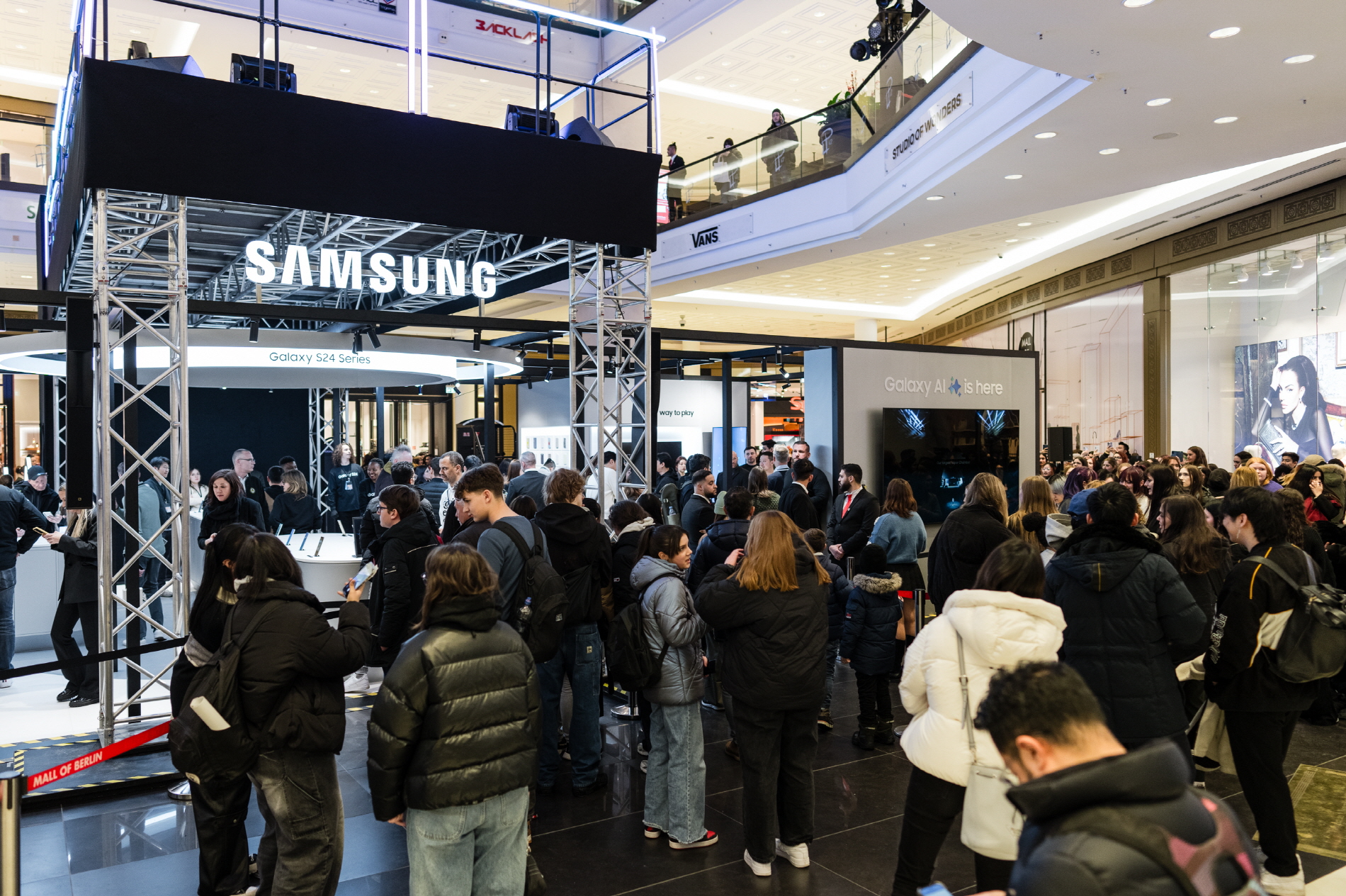 Một gian hàng trải nghiệm mẫu điện thoại Samsung Galaxy S24 tại Mỹ vào tháng 1/2024. Ảnh: Samsung