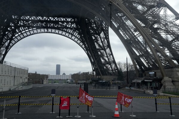 Tháp Eiffel đóng cửa hôm 20/2 vì công đoàn CGT và FO tiếp tục đình công. Ảnh: AP