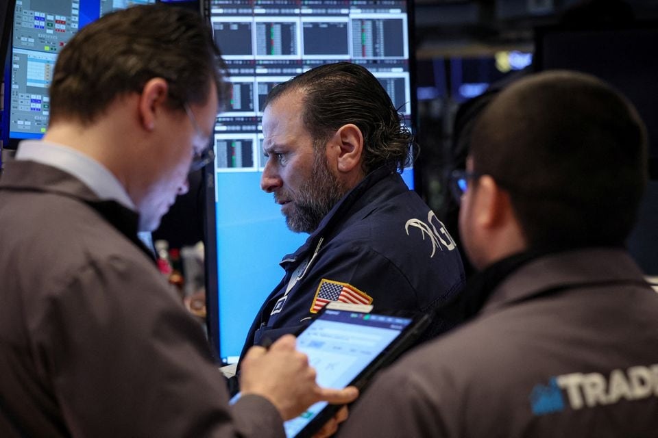 Nhân viên môi giới trên Sàn chứng khoán New York (NYSE). Ảnh: Reuters