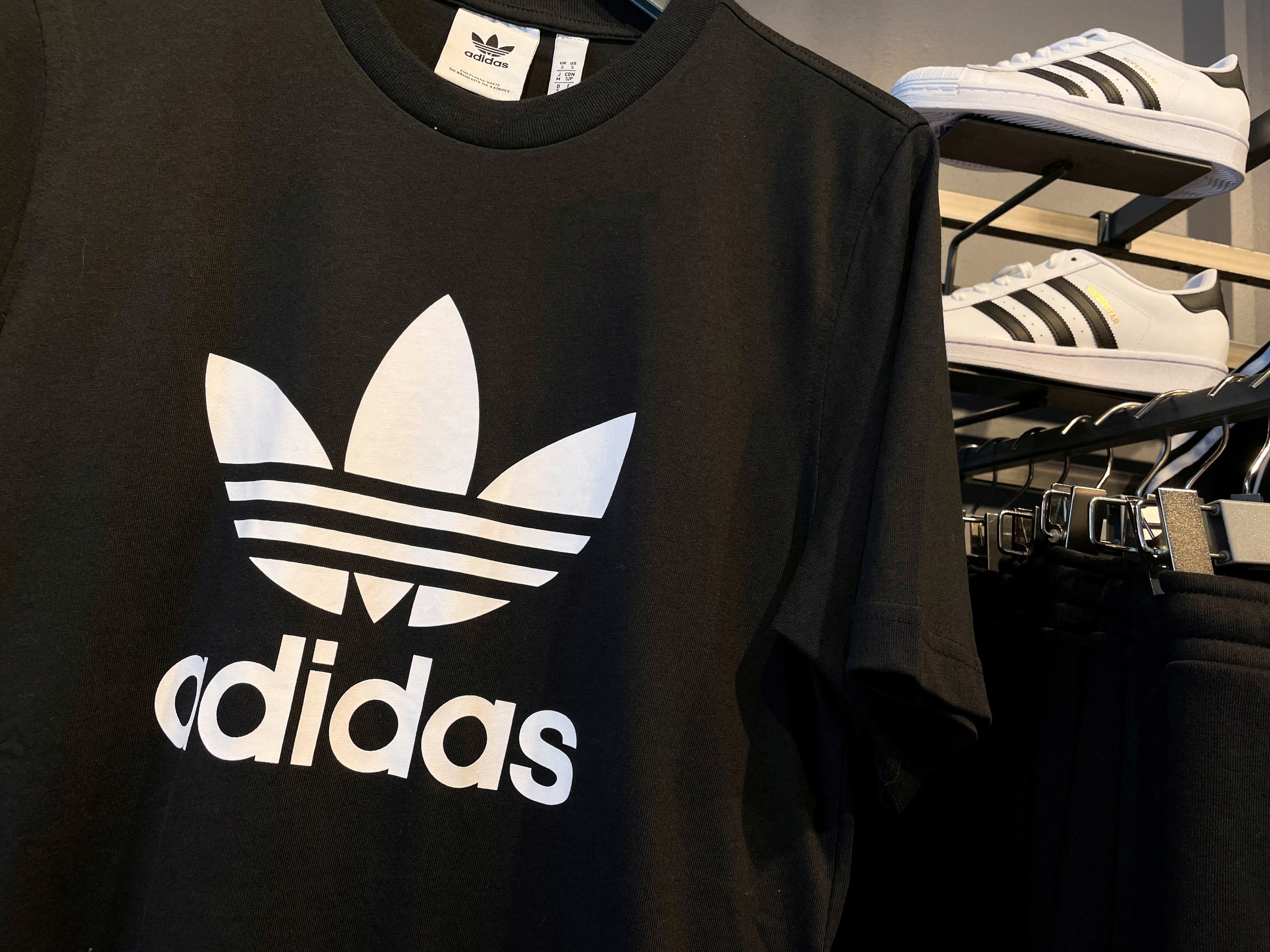 Sản phẩm trong một cửa hàng của Adidas ở Garden City, New York, Mỹ, ngày 25/10/2022. Ảnh: Reuters
