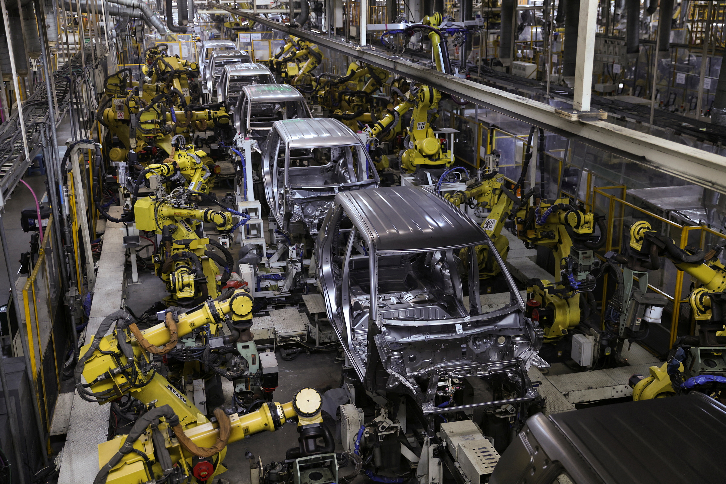 Các robot trong nhà máy ôtô của Maruti Suzuki tại Manesar (bang Haryana, Ấn Độ). Ảnh: Reuters