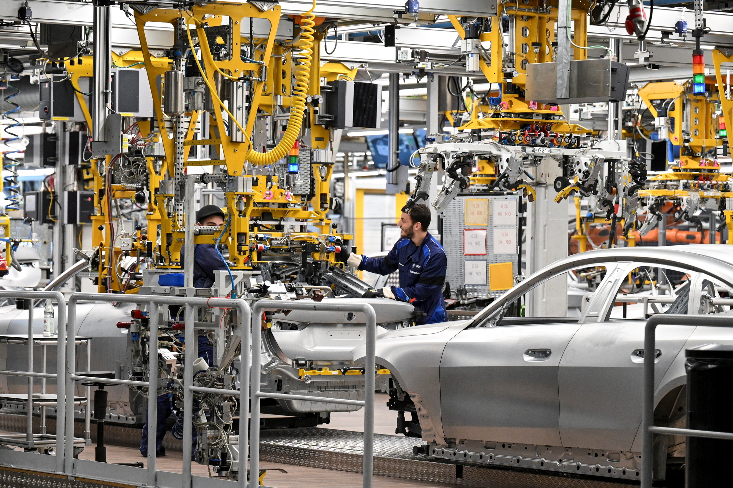 Công nhân làm việc tại nhà máy BMW Group ở Munich ngày 5/12/2023. Ảnh: Reuters