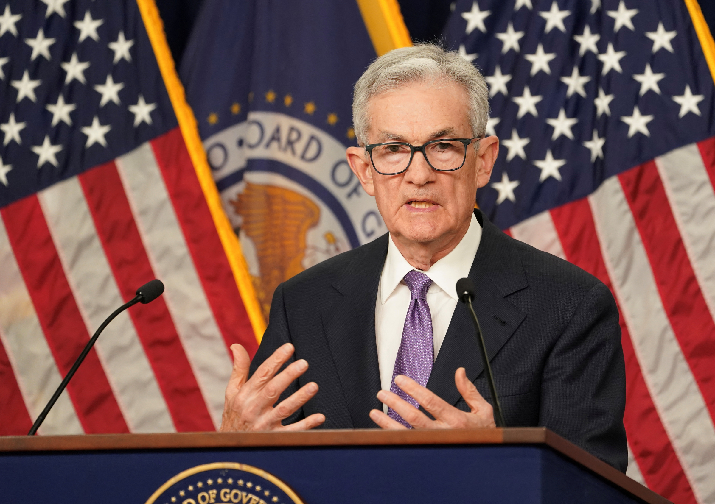 Chủ tịch Fed Jerome Powell trong cuộc họp báo tháng 12/2023. Ảnh: Reuters