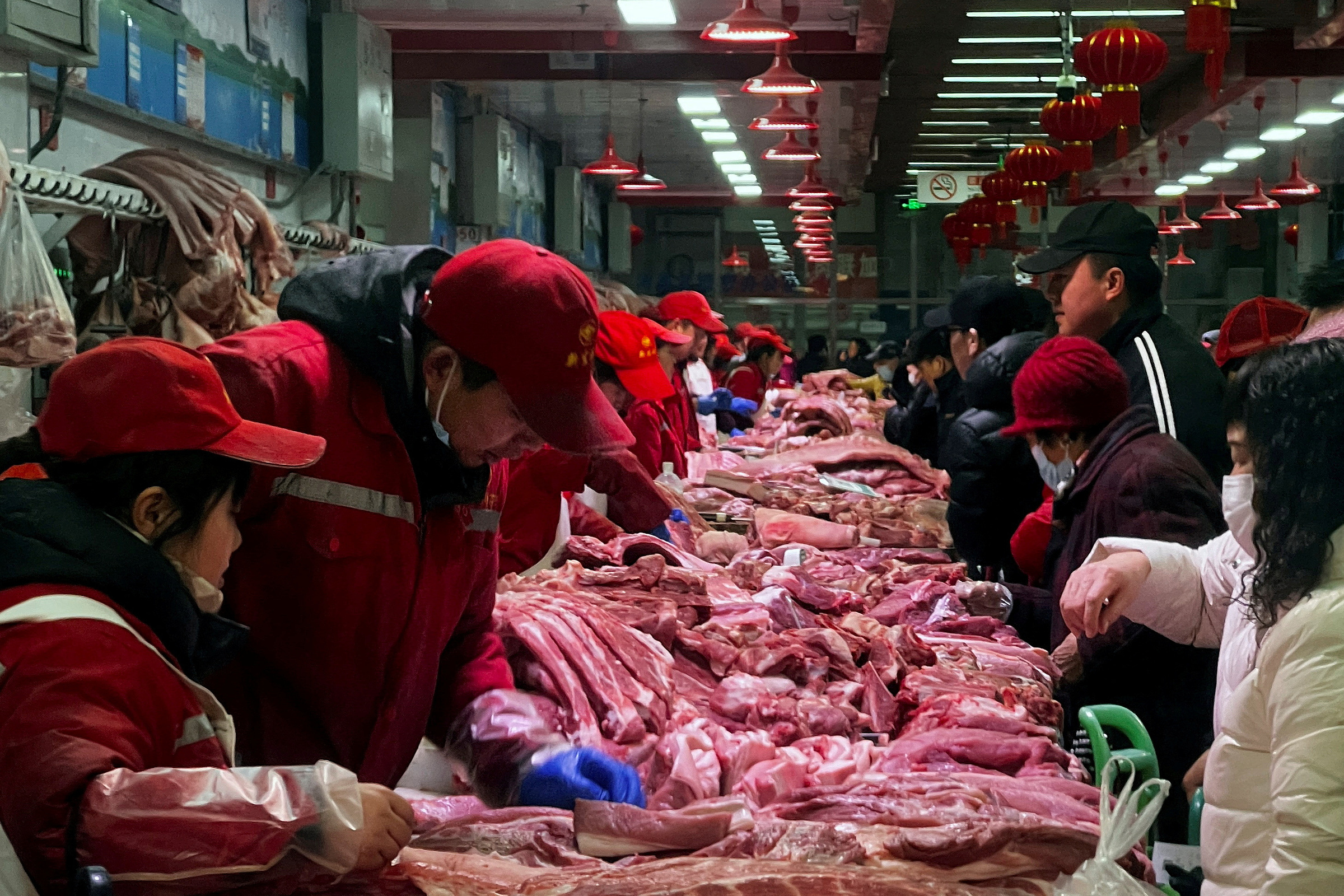 Thịt lợn tại một khu chợ bán buôn ở Bắc Kinh (Trung Quốc). Ảnh: Reuters