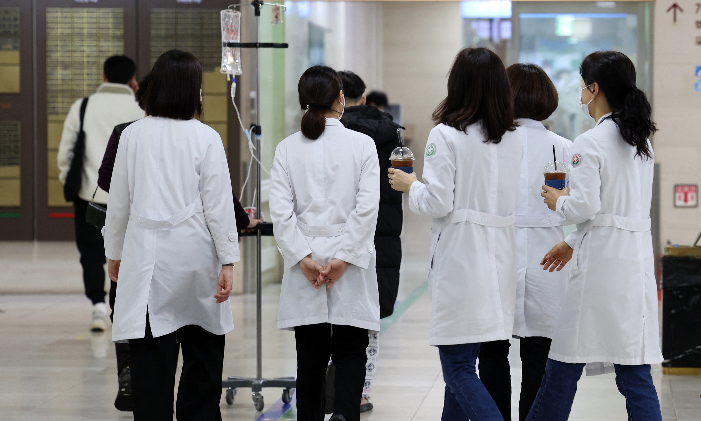 Các nhân viên y tế tại bệnh viện ở Gwangju, Hàn Quốc, ngày 19/2. Ảnh: AFP