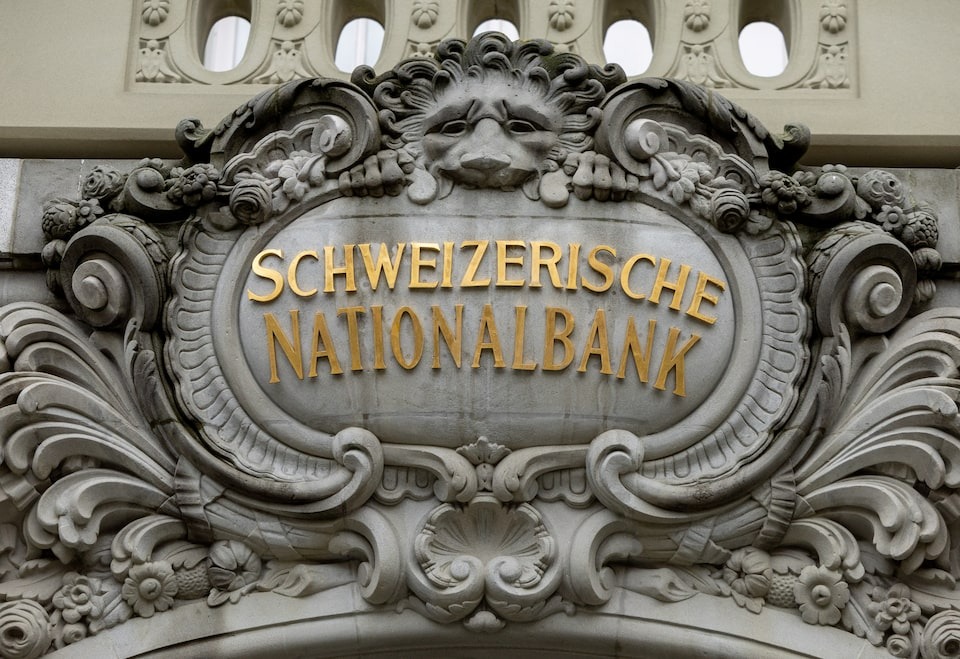 Bên ngoài Ngân hàng Trung ương Thụy Sĩ (SNB) tại Bern. Ảnh: Reuters