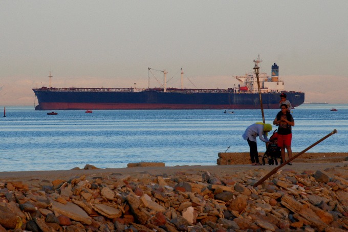 Một tàu container chuẩn bị đi qua kênh đào Suez. Ảnh: Reuters