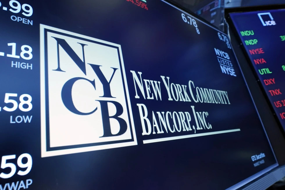 Logo của NYCB hiển thị phía tại sàn New York ngày 31/1. Ảnh: AP