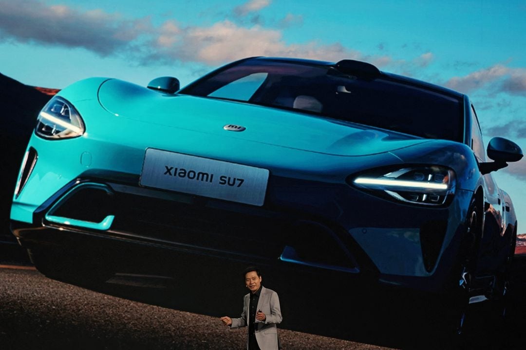 CEO Xiaomi Lei Jun trong sự kiện giới thiệu xe tháng 12/2023. Ảnh: Reuters