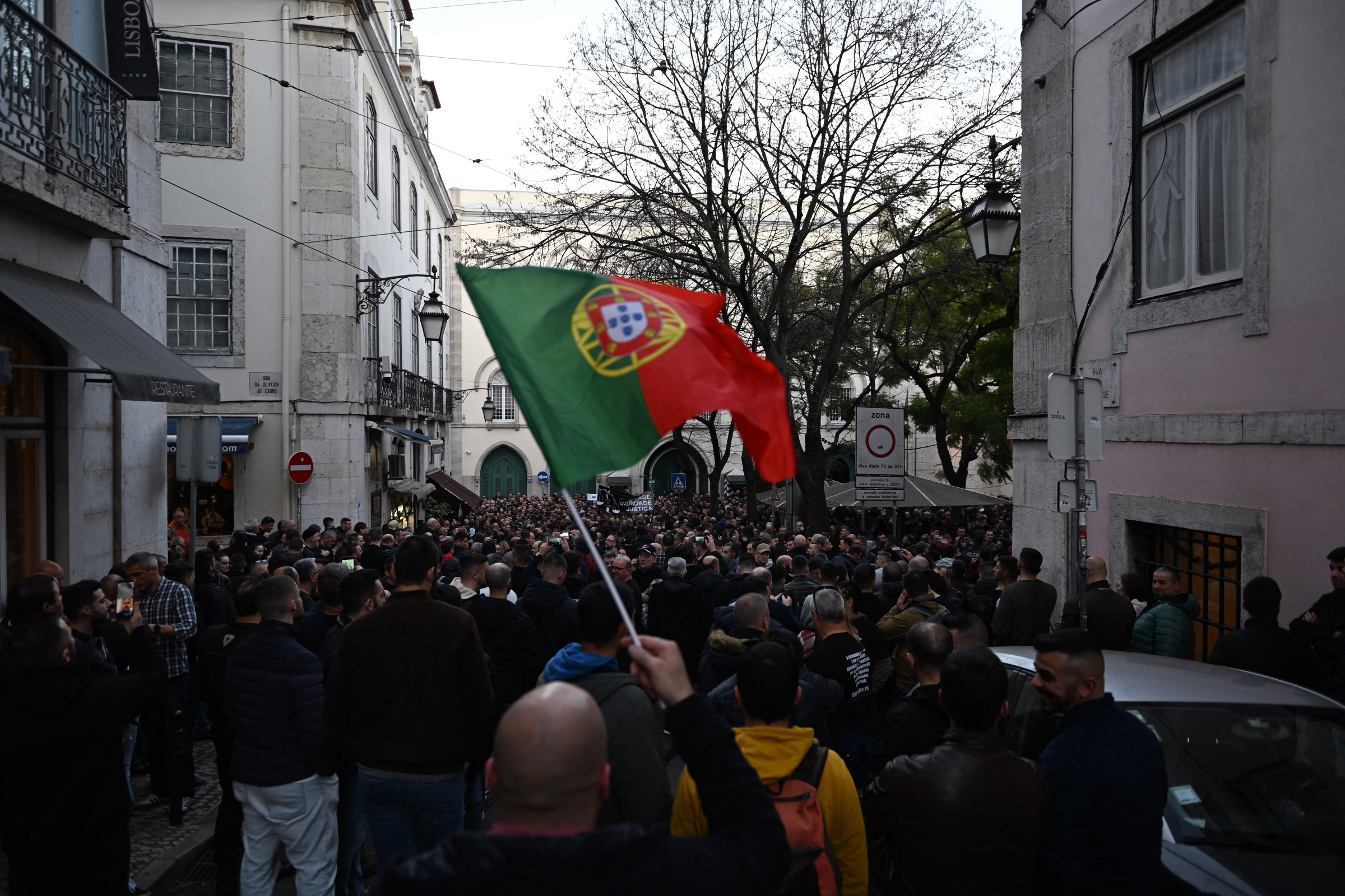 Cảnh sát biểu tình phản đối mức lương thấp ở Lisbon ngày 24/1. Ảnh: AFP