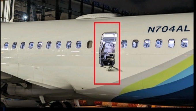Phần bị bung trong sự cố của máy bay Boeing 737 MAX 9 ở Mỹ ngày 5/1. Ảnh: X/ FL360aero