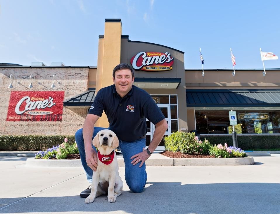 Todd Graves bên ngoài một cửa hàng Raising Canes. Ảnh: Joey Bordelon